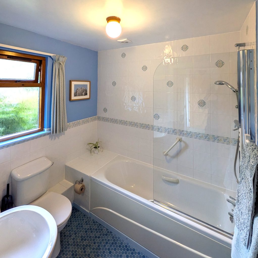 Clean and bright bathroom in Begrum Cottage